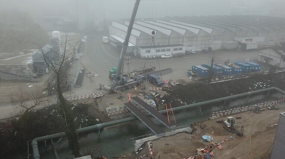 Montage der neuen Brücke über den Emmekanal